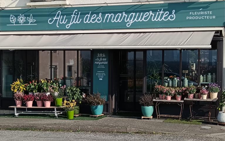 Et l'histoire continue ! Depuis 2023, Eric Jacopin, fleuriste producteur a repris la boutique de Sylvie Berra, Marguerite... passionnément. Vos fleuristes continuent à confectionner de jolis bouquets et à vous accueillir chaleureusement à Haute-Goulaine.